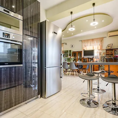 Panorama Seaview Retreat With Balcony